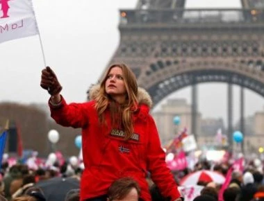 Μέλη του κινήματος «Femen» σταμάτησαν πορεία υπέρ του δικτάτορα Φράνκο βγαίνοντας στους δρόμου χωρίς μπλούζες (φωτο)